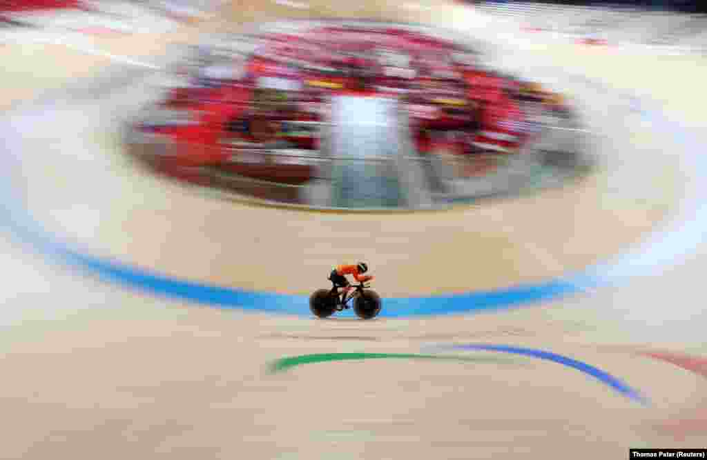 A holland&nbsp;Alyda Norbruisa a 3000 méteres női pályakerékpár egyéni üldözőversenye közben