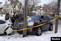 Федерални агенти се събират до автомобила с простреляно предно стъкло на автомобила, в който беше застреляна Рене Гуд.