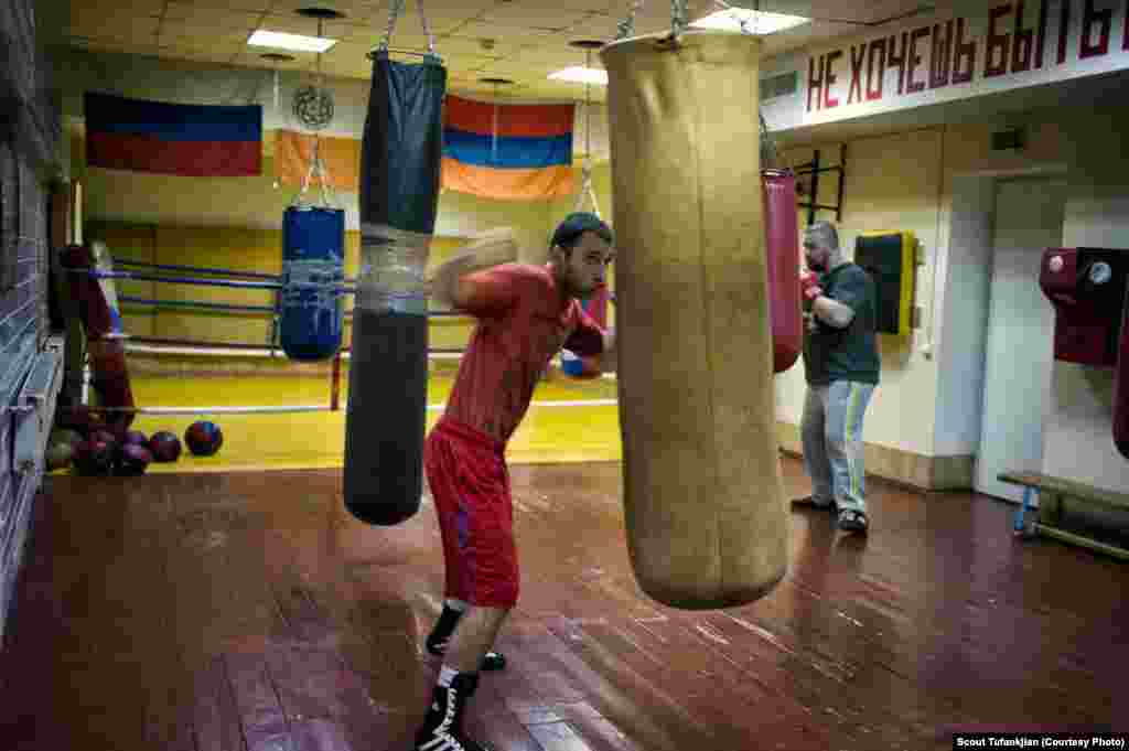 Unija rusko-armenskih sportskih klubova, Moskva. Kako se&nbsp;rađaju&nbsp;nove generacije Armenaca širom&nbsp;svijeta, većina ih radije govori na jeziku zemlje u kojoj je rođena, a ponekad taj jezik miješaju sa armenskim. &quot;U Moskvi mnogi Armenci idu na dopunsku nastavu armenskog jezika jer im jezik nepoznat&quot;, kaže Tufankjian.