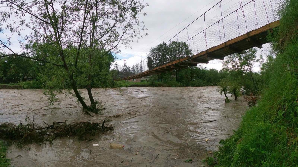У ДСНС попереджають про підвищення рівня води у річках через зливи