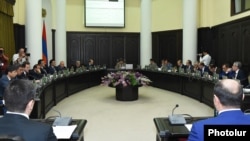 Armenia - Prime Minister Karen Karapetian chairs a cabinet meeting in Yerevan, 10Aug2017.