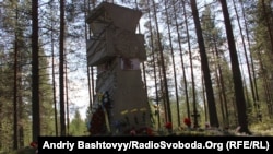 Український козацький хрест «Убієнним синам України» в урочищі «Сандармох» (Росія, Карелія)