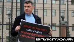 Boris Nemțov, fostul lider al opoziției ruse asasinat, protestînd odinioară în favoarea ziaristului Oleg Kașin de la Kommersant.
