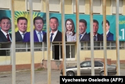 Саяси партия баннерінің жанынан өтіп бара жатқан көлік. Қырғызстан, 30 қыркүйек 2020 жыл.