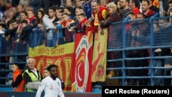 Защитник сборной Англии Дэнни Роуз подвергся расистским оскорблениям на матче в Черногории