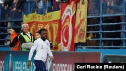 Защитник сборной Англии Дэнни Роуз подвергся расистским оскорблениям на матче в Черногории.