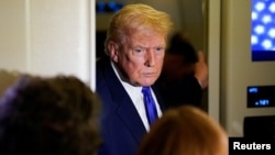 Дональд Трамп отвечает на вопросы журналистов на борту своего самолёта