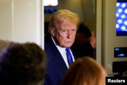 Президент США Дональд Трамп спілкується з журналістами на борту літака Air Force One під час польоту з Вест-Палм-Біч, Флорида, до об'єднаної бази Ендрюс, Меріленд, США, 16 лютого 2026 року