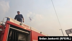 Vatrogasci i helikopter u borbi sa vatrenom stihijom u mjestu Kuči, nadomak Podgorice. 13. avgust 2025. 