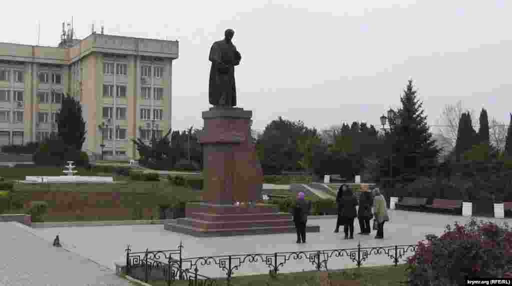 Севастополь. Біля пам&#39;ятника Тарасу Шевченку збираються люди