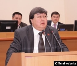 Қырғызстан парламентінің төрағасы Зайнидин Құрманов сөз сөйлеп тұр. 24 желтоқсан 2009 ж.