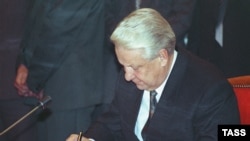 Содружество на месте Союза. Борис Ельцин подписывает протокол к соглашению о создании СНГ