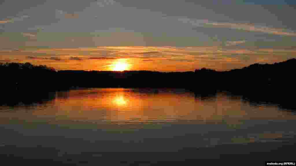 Сонца хаваецца за Камсамольскім возерам