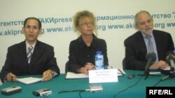 Руководитель программ вещания Радио Свобода/Свободная Европа Джулия Рагона (в центре) на пресс-конференции в Бишкеке. 16 декабря 2008 года. 