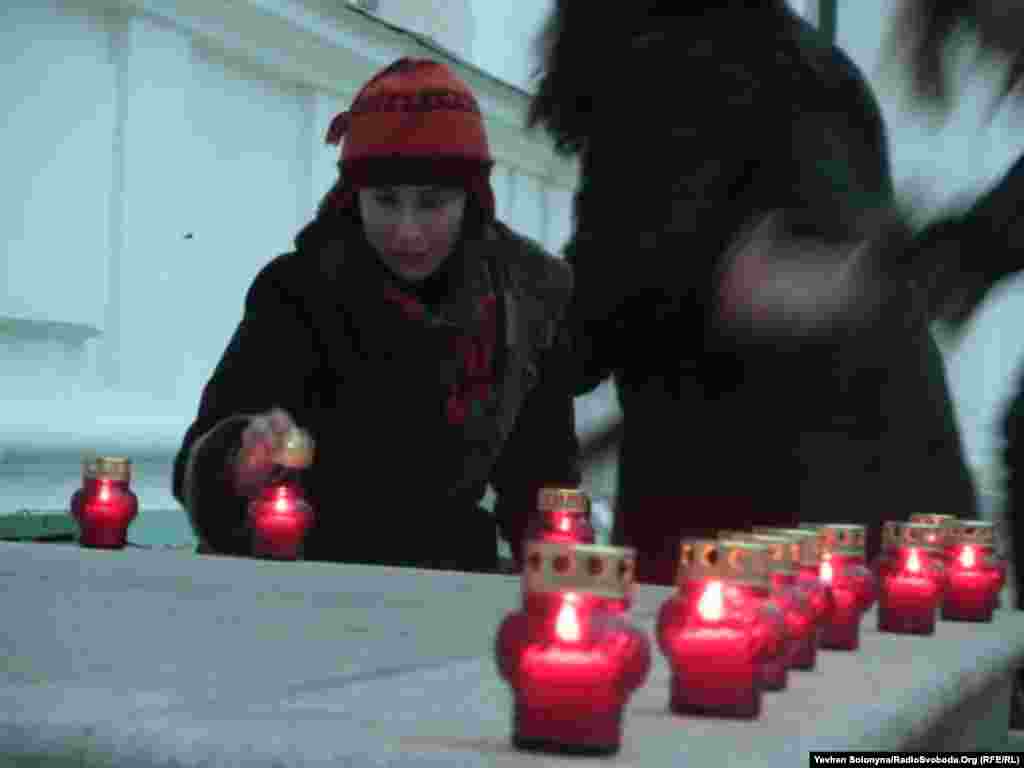 Учасники вечора пам'яті Катерини Білокур, що відбувся 6 грудня, запалили свічки на честь художниці 