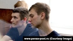 Дмитрий Пчелинцев (справа) в суде