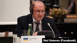 Ільмі Умеров на нараді у Відні розповідає про порушення прав людини в Криму, 9 грудня 2017 року