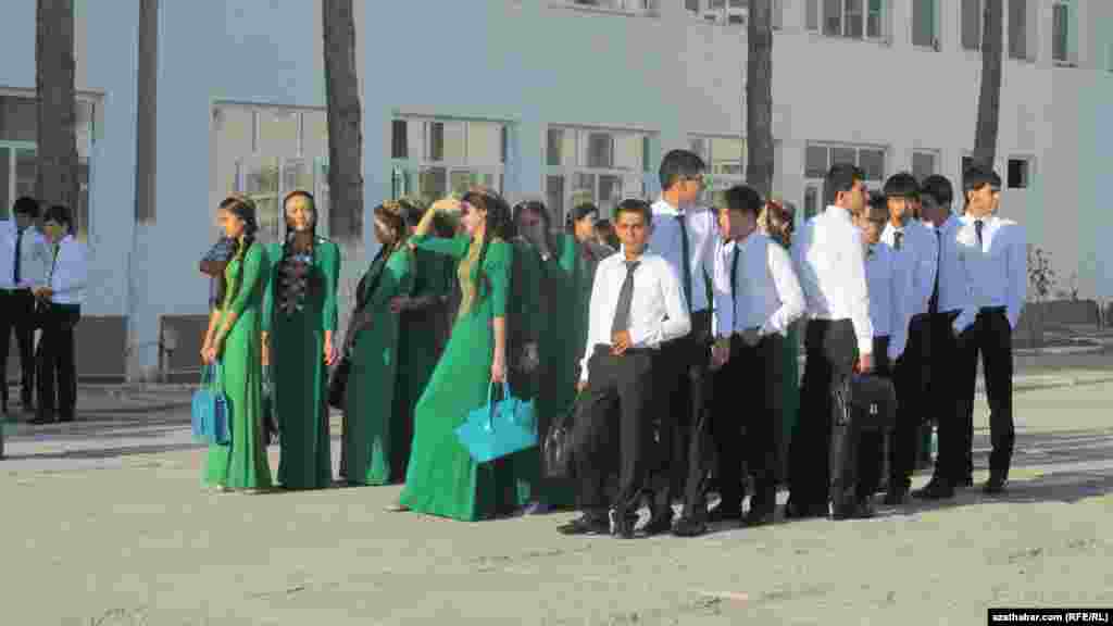 Ýokary klas okuwçylary.