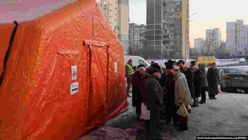 რიგი მანამდე დგება, ვიდრე მოხალისეები მოცემულ ლოკაციაზე კვების პუნქტს გახსნიან. ხალხი ადრე მიდის - თერმოსებით, პლასტმასის კონტეინერებითა და ხანდახან ბავშვებითაც კი.