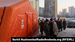 Люди біля намету з гарячим харчуванням у Києві на тлі вимкнення тепла і світла після російських ударів по енергетиці, січень 2026 року
