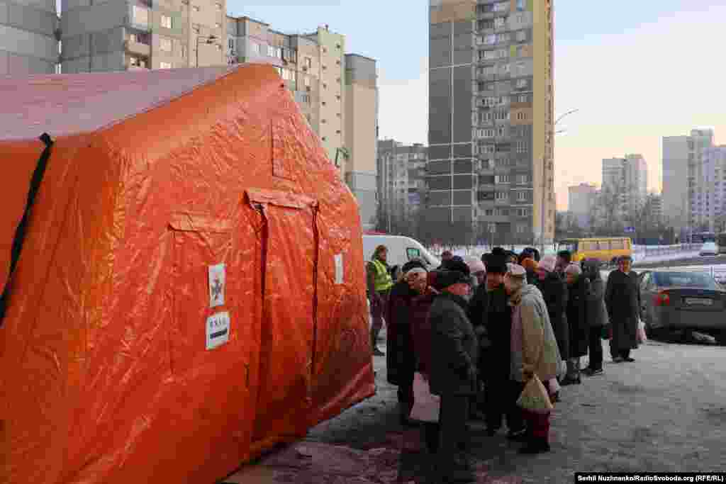 Черга починає формуватися перш ніж волонтери відкриють локацію. Люди приходять завчасно ‒ з термосами, пластиковими контейнерами, іноді з дітьми