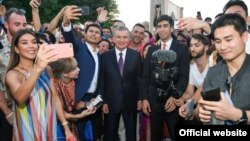 Özbegistanyň häzirki prezidenti Şawkat Mirziýoýew ýerli hem daşary ýurtly bloggerleriň arasynda. Samarkant, 2019-njy ýylyň 26-njy awgusty.