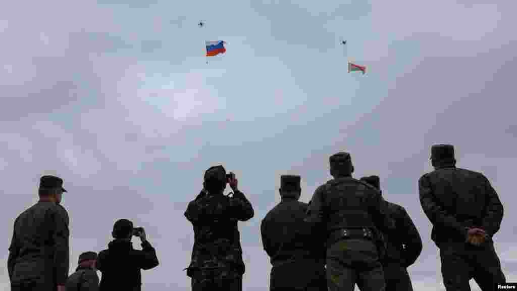 Az orosz-belarusz közös hadgyakorlatra nemsokkal azután került sor, hogy a lengyelek lelőtték a légterükbe behatoló orosz drónokat. A Zapad alatt Lengyelország elővigyázatosságból ideiglenesen lezárta határát Belarusszal