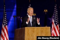 Джо Байден виступає перед прихильниками після того, як медіа оголосили, що він переміг на виборах президента США, у Вілмінгтоні, штат Делавер (7 листопада 2020 року)