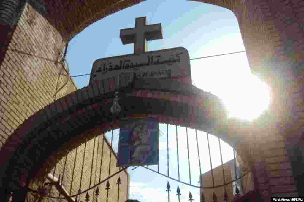 البوابة الرئيسة والوحيدة لكنيسة مريم العذراء في منطقة الشورجة ويعود تاريخها إلى العام 1866