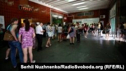 Черга до каси у вестибюлі станції «Хрещатик», Київ, 13 липня 2018 року