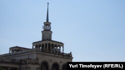 Что касается недавней трагедии у Сухумского вокзала, то она сразу напомнила обществу другую, разыгравшуюся меньше года здесь же, на той же стороне улицы Эшба, в нескольких десятках метров, и тоже около полуночи