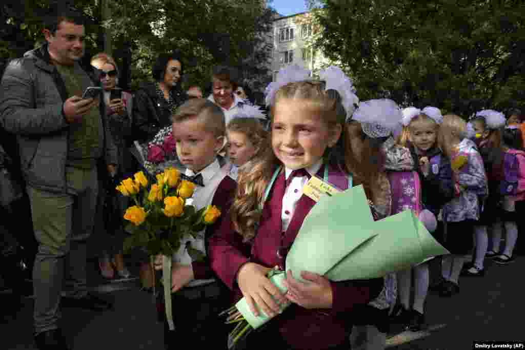 Elevi din clasa întâi participă la o ceremonie care marchează începutul anului școlar, cunoscut în Rusia sub numele de &bdquo;Ziua Cunoașterii&rdquo;, pe fondul pandemiei COVID-19, Sankt Petersburg, 1 septembrie. &nbsp;