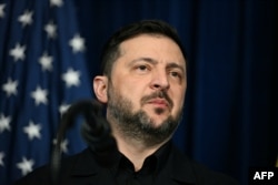 Президент України Володимир Зеленський виступає під час пресконференції з президентом США Дональдом Трампом після переговорів у резиденції Трампа Мар-а-Лаго в Палм-Біч, штат Флорида, 28 грудня 2025 року