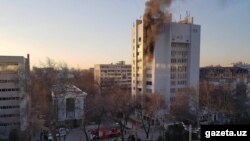 Пожар на 8-м этаже 12-этажного бизнес-центра в Ташкенте. Фото: Gazeta.uz.