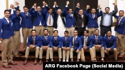 ارشیف، افغان ولسمشر محمد اشرف غني د کرکټ د افغان لوبغاړو په منځ کې