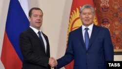 Архивное фото: Премьер России Медведев и президент Кыргызстана Алмазбек Атамбаев в Бишкеке, июнь, 2016 года