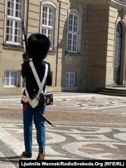 Охоронець королівського палацу під час патрулювання. Копенгаген
