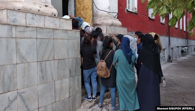Узбекские студенты, пытающиеся забрать свои документы из ОшГУ.