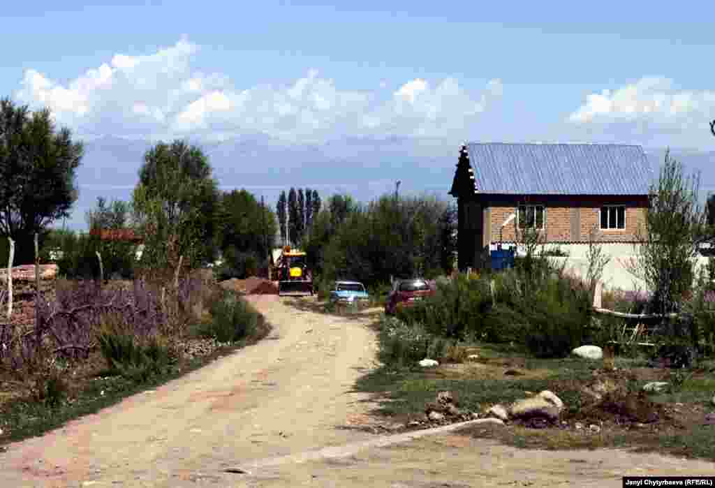 Сүрөттө: Таш-Кыя айылы. Кыргызстанда сарт калмактар көбүнесе Караколдун айланасындагы ушул өңдөңгөн&nbsp;айылдарда отурукташкан. 