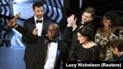 Барри Дженкинс, режиссер кинокартины «Лунный свет», с золотой статуэткой на церемонии награждения. Лос-Анджелес, 26 февраля 2017 года.