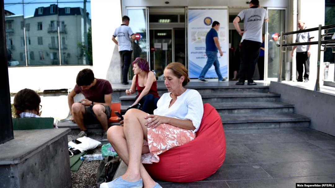 Активист Ната Перадзе, которая в знак протеста на протяжении пяти дней голодает у стен мэрии, говорит, что мэрия давно превратилась в контору, обслуживающую интересы девелоперов