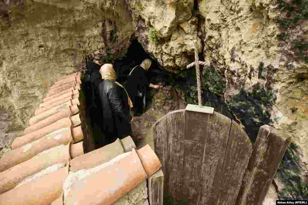 Dindarlar ibadət yerlərində şam yandırırlar.