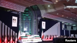 د ایات الله علي خامنه اي او د کورنۍ د څلورو غړو تابوتونه يې د ایران په درې رنګه بیرغ پوښلو شوي دي