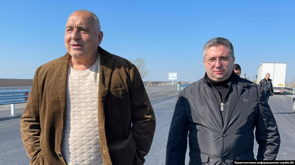 Лидерът на ГЕРБ Бойко Борисов и бившият зам.-регионален министър Николай Нанков на автомагистрала 'Тракия'