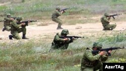 شماری از عساکر آذربایجان حین اجرای تمرینات نظامی
