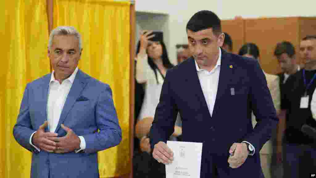 Simion szavaz. A szavazást Románián kívül is kiemelt figyelemmel kísérték, részben azért, mert Simion ellentmondásos kijelentéseket tett az ukrajnai és moldovai területekkel kapcsolatban. Megkérdőjelezte az Ukrajnának nyújtott román katonai segítséget, ugyanakkor bírálta Oroszország folyamatos ukrajnai invázióját. Hosszabban írtunk arról, hogy az RMDSZ és az Orbán-kormány hol áll a szövevényes (és feltehetően külföldről is manipulált) román belpolitikában