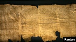 A Holt-tengeri tekercsek korábban megtalált részei a jeruzsálemi Izrael Múzeumban, 2008. május 14-én.