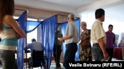 La o secţie de votare din Chişinău, 19 iunie 2011