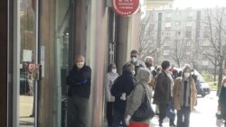 Penzioneri u redu ispred banke, Sarajevo, 6 april 2020.
