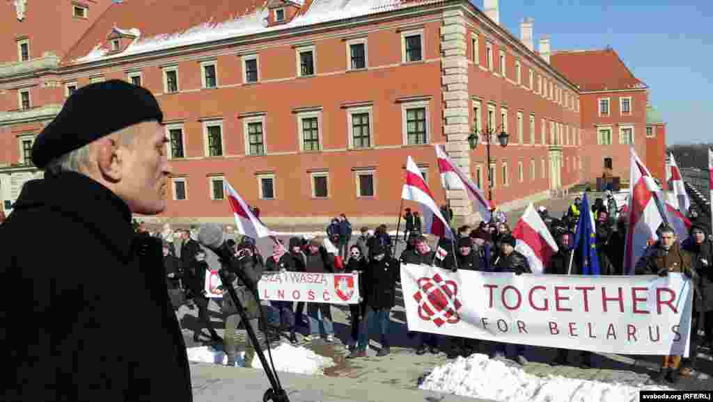 Білоруська еміграція у Варшаві відзначила в суботу, 23 березня 2013 року, День волі – річницю проголошення Білоруської Народної Республіки 25 березня 1918 року, виступає лідер опозиційної Консервативно-християнської партії «БНФ» Зенон Позняк